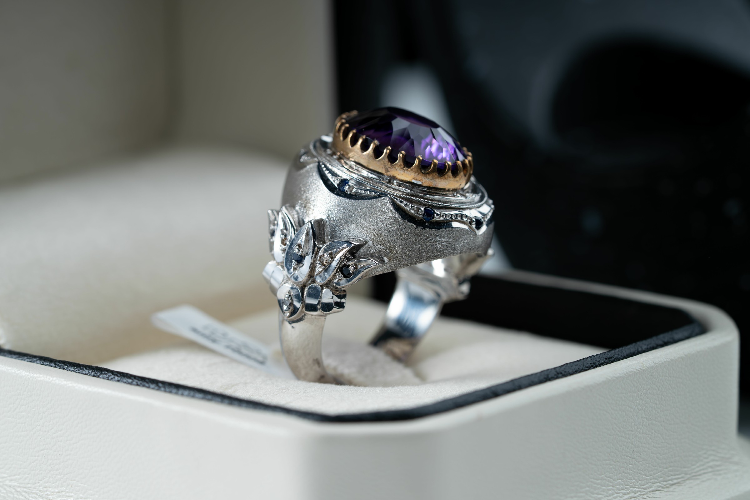 قطعة فريدة بتصميم مميز متوجه بحجر الجمشت ومرصعة بالزفير والالماس - تشكيلة الرجال, خواتم رجالية, جمشت