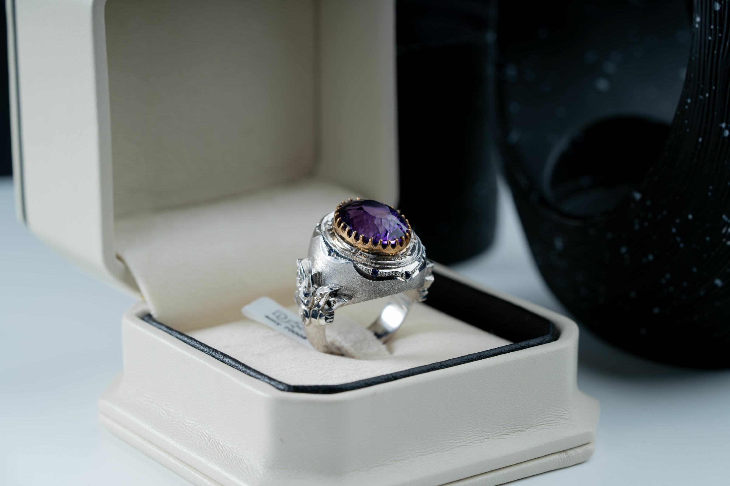 قطعة فريدة بتصميم مميز متوجه بحجر الجمشت ومرصعة بالزفير والالماس - تشكيلة الرجال, خواتم رجالية, جمشت