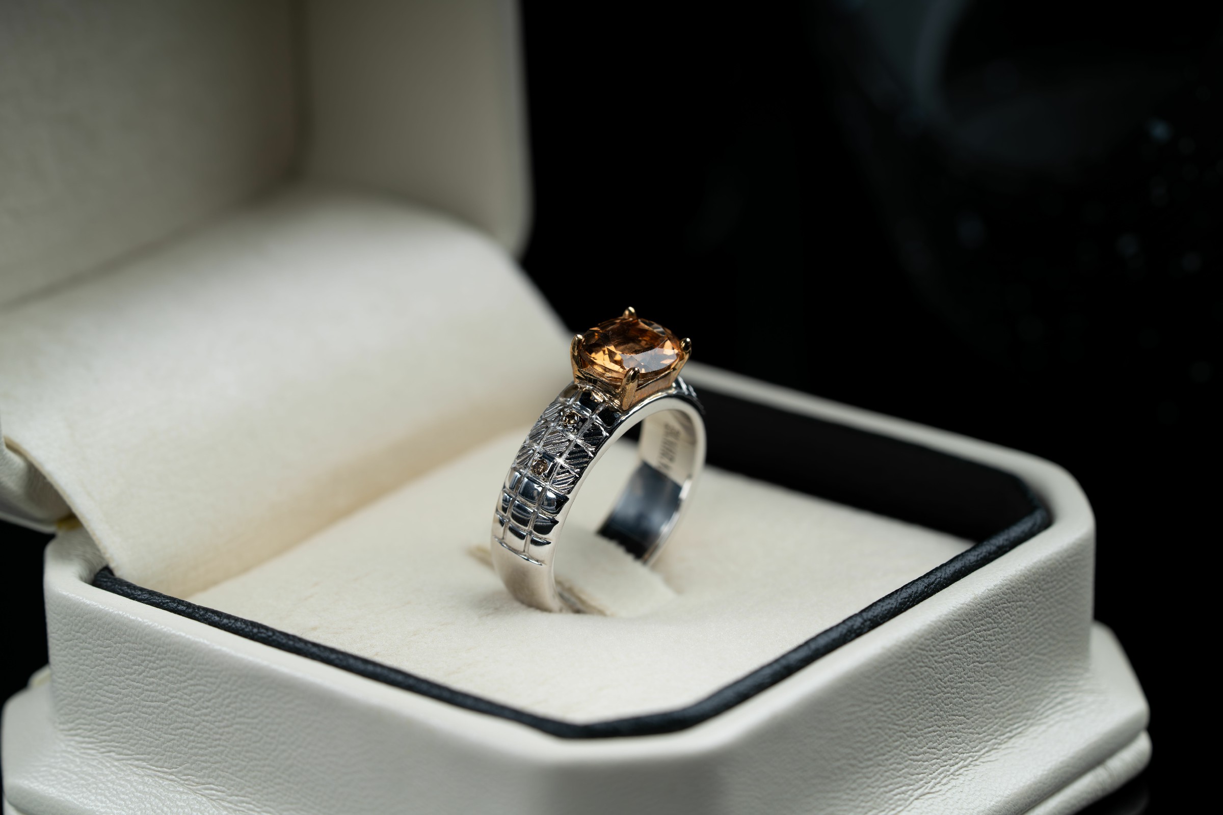 خاتم من النوادر بحجر التوباز الذهبي مصاغ يدوي مع ترصيع الماس - تشكيلة الرجال, خواتم رجالية, توباز