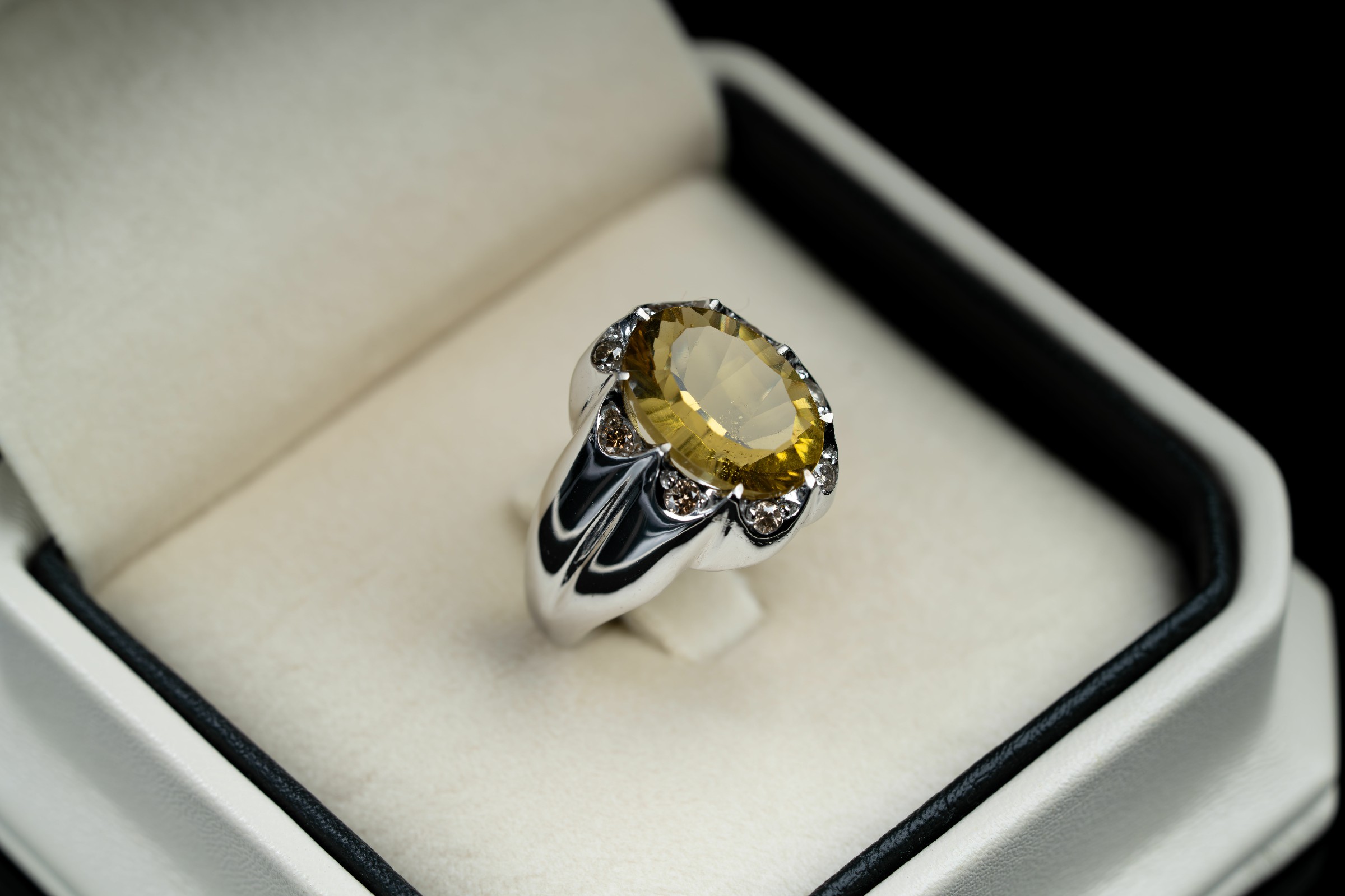 خاتم فخم من الفضة بحجر السترين الذهبي مع ترصيع الماس - تشكيلة الرجال, خواتم رجالية, سترين