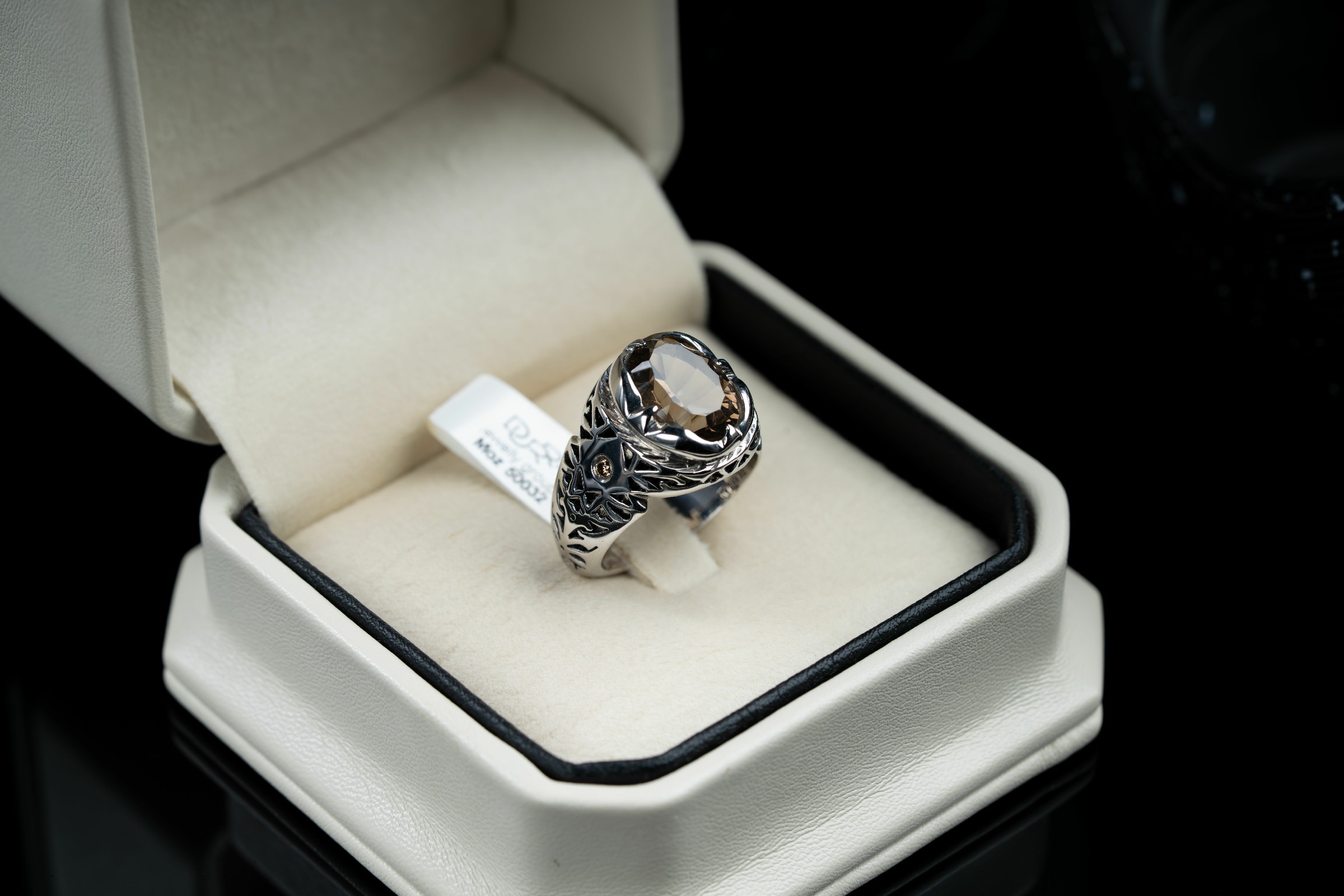خاتم بتصميم ملكي مصاغ بنقش يدوي مع حجر الكوارتز السموكي وترصيع الالماس - تشكيلة الرجال, خواتم رجالية, سترين