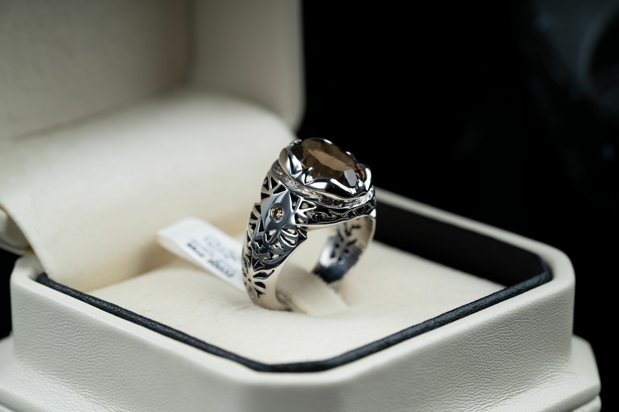 خاتم بتصميم ملكي مصاغ بنقش يدوي مع حجر الكوارتز السموكي وترصيع الالماس - تشكيلة الرجال, خواتم رجالية, سترين