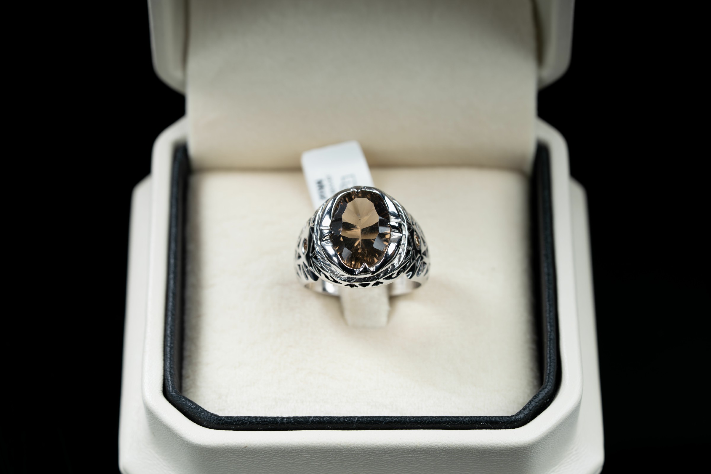 خاتم بتصميم ملكي مصاغ بنقش يدوي مع حجر الكوارتز السموكي وترصيع الالماس - تشكيلة الرجال, خواتم رجالية, سترين