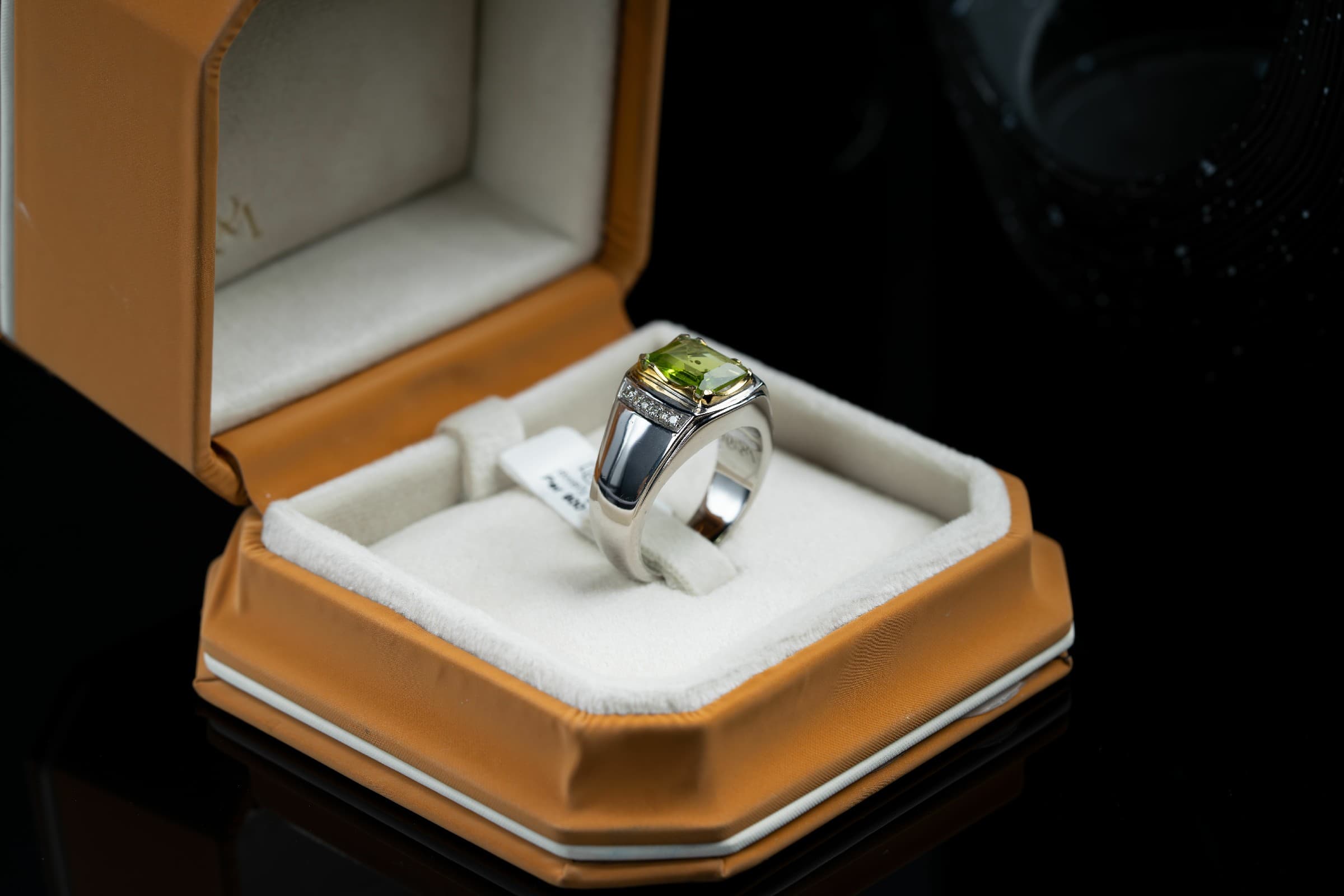 خاتم ذهب أبيض بحجر زبرجد أخضر - تشكيلة الرجال, خواتم رجالية, زبرجد