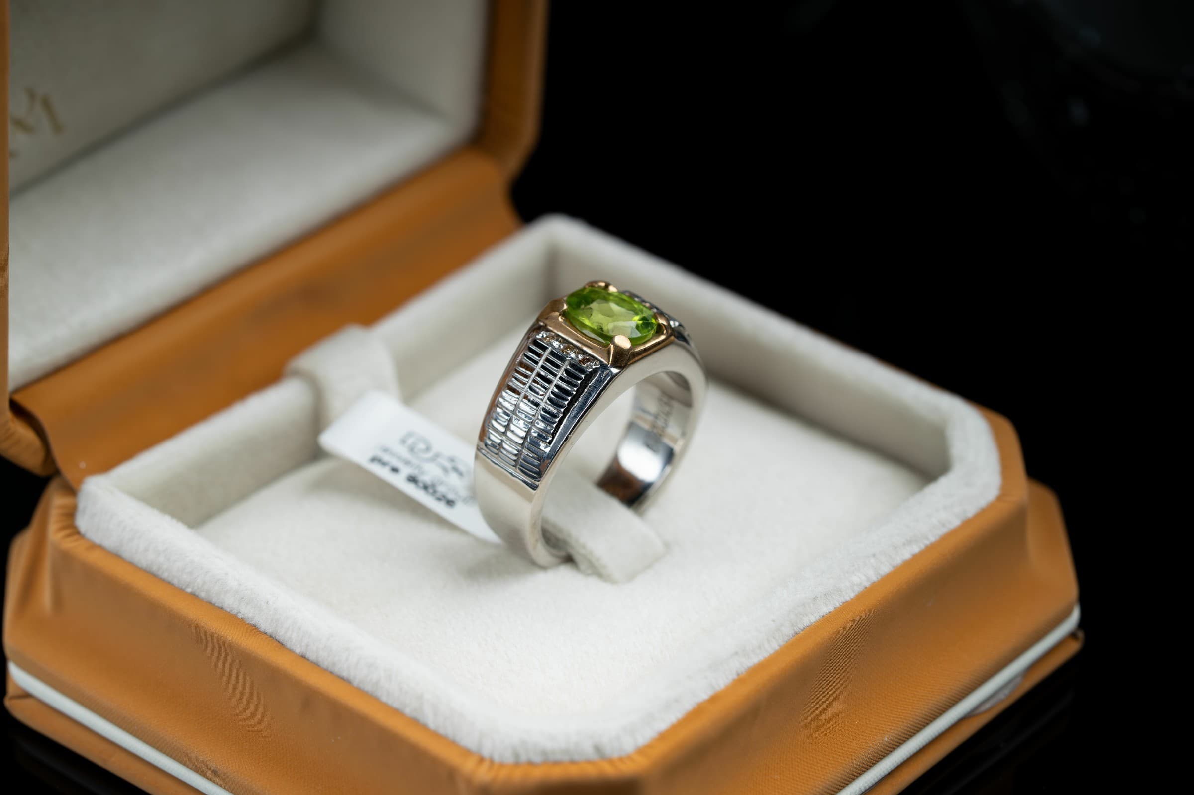 خاتم فاخر مصاغ يدوي بحجر الزبرجد الاخضر مع ترصيع الماس - تشكيلة الرجال, خواتم رجالية, زبرجد